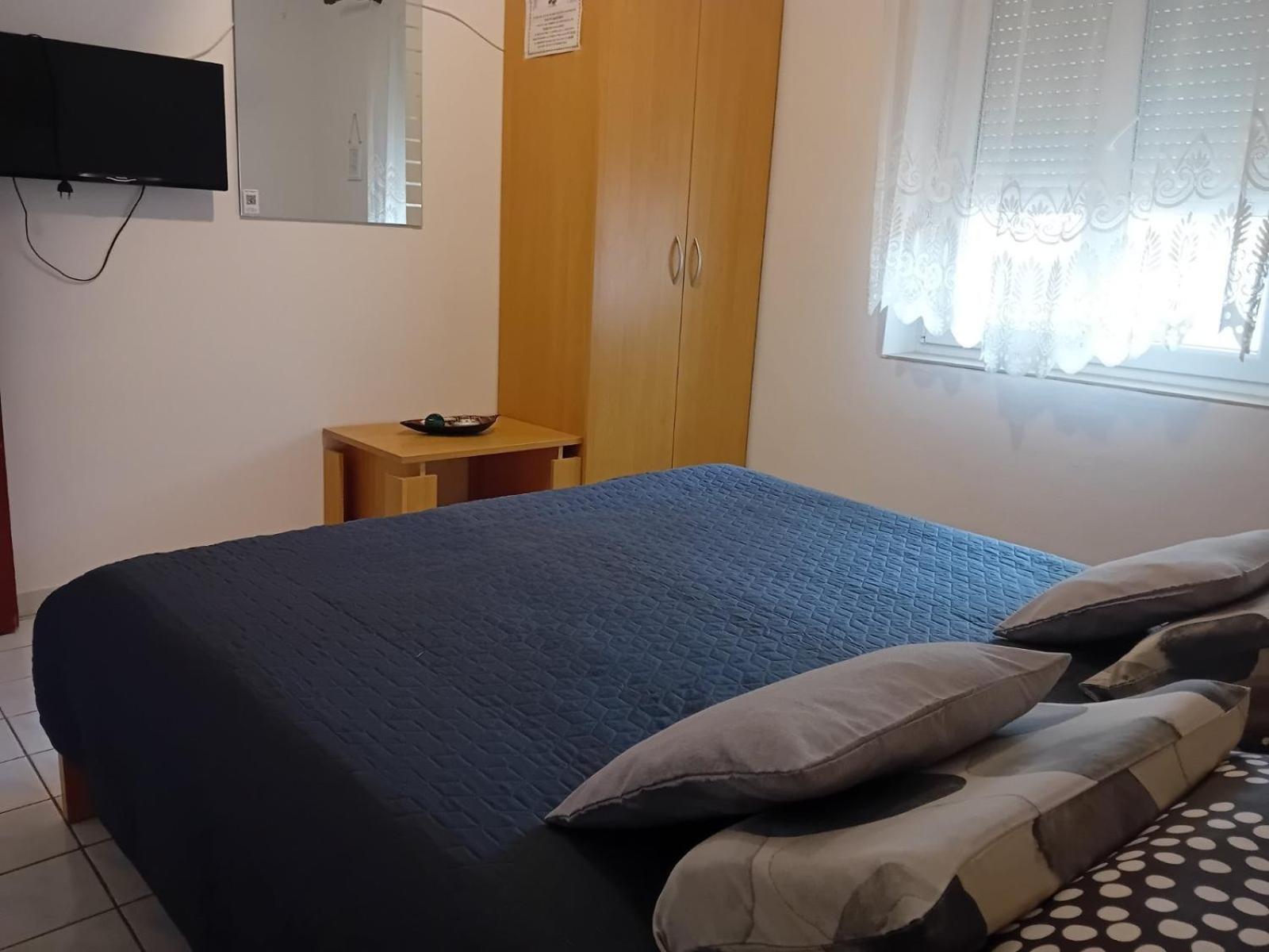 Rooms With A Parking Space Krk - 13553 Vrh  客房 照片